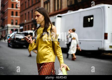 La città di new york, Stati Uniti d'America. 08 Sep, 2017. pari ehsan in posa sulla strada durante la settimana della moda di new york - settembre 8, 2017 - foto: pista manhattan/valentina ranieri ***per solo uso editoriale*** | verwendung weltweit/dpa/alamy live news Foto Stock