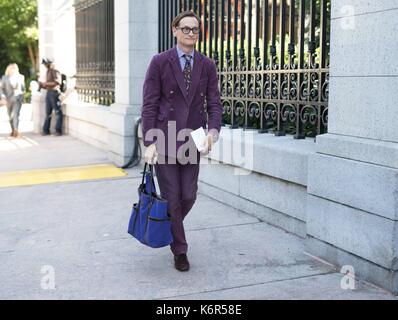 La città di new york, Stati Uniti d'America. 08 Sep, 2017. hamish bowles ponendo al di fuori del Tory Burch pista mostra durante la settimana della moda di new york - settembre 8, 2017 - foto: pista manhattan/michael ip ***per solo uso editoriale*** | verwendung weltweit/dpa/alamy live news Foto Stock