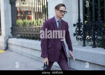 La città di new york, Stati Uniti d'America. 08 Sep, 2017. hamish bowles ponendo al di fuori del Tory Burch pista mostra durante la settimana della moda di new york - settembre 8, 2017 - foto: pista manhattan/michael ip ***per solo uso editoriale*** | verwendung weltweit/dpa/alamy live news Foto Stock