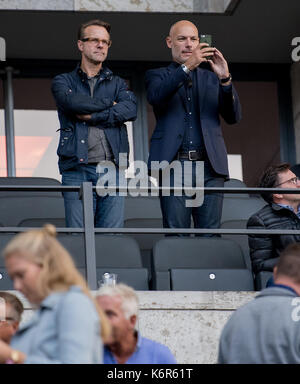 Berlino, Germania. Decimo Sep, 2017. arbitro bibiana steinhaus ha il suo primo match della Bundesliga, il suo partner, ex arbitro britannico Howard webb (c), orologi da stand durante la Bundesliga tedesca partita di calcio tra Hertha BSC e il werder brema presso lo stadio olimpico di Berlino, Germania, 10 settembre 2017. foto: thomas eisenhuth/dpa-zentralbild/zb/dpa/alamy live news Foto Stock