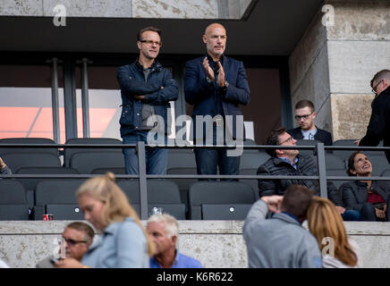 Berlino, Germania. Decimo Sep, 2017. arbitro bibiana steinhaus ha il suo primo match della Bundesliga, il suo partner, ex arbitro britannico Howard webb (c), orologi da stand durante la Bundesliga tedesca partita di calcio tra Hertha BSC e il werder brema presso lo stadio olimpico di Berlino, Germania, 10 settembre 2017. Accanto a lui ex arbitro e sky expert peter gagelmann può essere visto. photo: thomas eisenhuth/dpa-zentralbild/zb/dpa/alamy live news Foto Stock