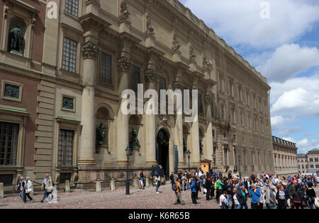 Stoccolma, Svezia. 12 giugno, 2017. I turisti si alzano in piedi davanti al palazzo reale nella capitale svedese di Stoccolma. prese 12.06.2017. Foto: Peter Zimmermann/dpa-zentralbild/zb | in tutto il mondo di utilizzo/dpa/alamy live news Foto Stock