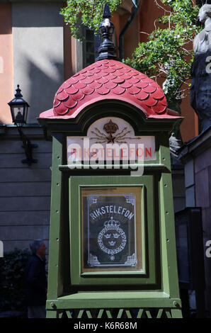 Stoccolma, Svezia. 12 giugno, 2017. Le strette viuzze e vecchi edifici con facciate storiche costituiscono la Città Vecchia (Gamla Stan) nella capitale svedese di Stoccolma. in una strada stretta vicino al palazzo, una storica 'rikstelefon'. prese 12.06.2017. Foto: Peter Zimmermann/dpa-zentralbild/zb | in tutto il mondo di utilizzo/dpa/alamy live news Foto Stock