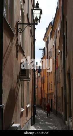 Stoccolma, Svezia. 12 giugno, 2017. Le strette viuzze e vecchi edifici con facciate storiche costituiscono la Città Vecchia (Gamla Stan) nella capitale svedese di Stoccolma. prese 12.06.2017. Foto: Peter Zimmermann/dpa-zentralbild/zb | in tutto il mondo di utilizzo/dpa/alamy live news Foto Stock