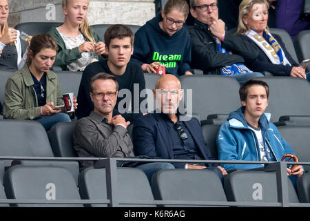 Berlino, Germania. Decimo Sep, 2017. arbitro bibiana steinhaus ha il suo primo match della Bundesliga, il suo partner, ex arbitro britannico Howard webb (c), orologi da stand durante la Bundesliga tedesca partita di calcio tra Hertha BSC e il werder brema presso lo stadio olimpico di Berlino, Germania, 10 settembre 2017. Accanto a lui ex arbitro e sky expert peter gagelmann può essere visto. · Nessun filo servizio · foto: thomas eisenhuth/dpa-zentralbild/zb/dpa/alamy live news Foto Stock