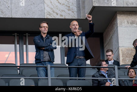 Berlino, Germania. Decimo Sep, 2017. arbitro bibiana steinhaus ha il suo primo match della Bundesliga, il suo partner, ex arbitro britannico Howard webb (c), orologi da stand durante la Bundesliga tedesca partita di calcio tra Hertha BSC e il werder brema presso lo stadio olimpico di Berlino, Germania, 10 settembre 2017. Accanto a lui ex arbitro e sky expert peter gagelmann può essere visto. · Nessun filo servizio · foto: thomas eisenhuth/dpa-zentralbild/zb/dpa/alamy live news Foto Stock