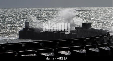 Brighton, Regno Unito. Xiii Sep, 2017. uk meteo. onde infrangersi su brighton marina in una giornata di vento sulla costa sud come tempesta aileen soffia attraverso gran bretagna oggi credito: simon dack/alamy live news Foto Stock