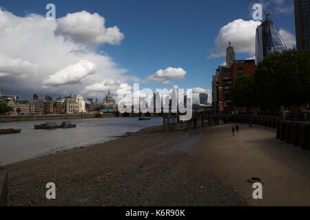 Londra, Regno Unito. Xiii Sep, 2017. La gente a piedi lungo la sabbia e le pietre sul bordo delle acque del fiume Tamigi su un blustery giorno a Londra dopo la tempesta Aileen. Credito: Keith Larby/Alamy Live News Foto Stock