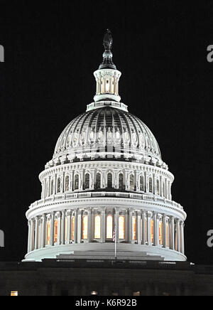 Una risoluzione molto alta vista notturna della cupola del Campidoglio degli Stati Uniti con la lanterna accesa guardando verso il fronte ovest in Washington, DC martedì, settembre 12, 2017 la lanterna è accesa quando una o entrambe le case del congresso sono in sessione. Credito: ron sachs/cnp - nessun filo service - foto: ron sachs/consolidato/dpa Foto Stock