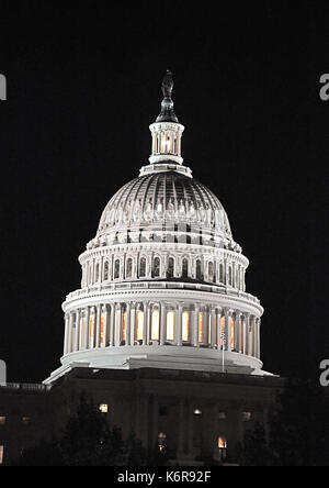 Una risoluzione molto alta vista notturna della cupola del Campidoglio degli Stati Uniti con la lanterna accesa guardando verso il fronte ovest in Washington, DC martedì, settembre 12, 2017 la lanterna è accesa quando una o entrambe le case del congresso sono in sessione. Credito: ron sachs/cnp - nessun filo service - foto: ron sachs/consolidato/dpa Foto Stock