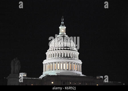 Una risoluzione molto alta vista notturna della cupola del Campidoglio degli Stati Uniti con la lanterna accesa guardando verso il fronte ovest in Washington, DC martedì, settembre 12, 2017 la lanterna è accesa quando una o entrambe le case del congresso sono in sessione. Credito: ron sachs/cnp - nessun filo service - foto: ron sachs/consolidato/dpa Foto Stock