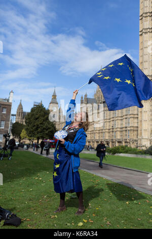 Londra, Regno Unito. Xiii Sep, 2017. pro-UE rimangono gli elettori sventolare la bandiera dell'UE al di fuori di westminster davanti al 3milioni citizenslobby17 Incontriamoci. Credito: radek bayek/alamy live news Foto Stock