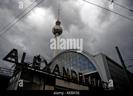 Berlino, Germania. Xiii Sep, 2017. La stazione ferroviaria di Alexander Platz è avvolta in nuvole pesanti a Berlino, Germania, 13 settembre 2017. foto: britta pedersen/dpa-zentralbild/dpa/alamy live news Foto Stock