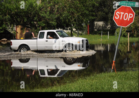 Orlando, Stati Uniti. Xii Sep, 2017. Un pickup carrello viene guidato attraverso una strada in orlo vista quartiere di Orlando, in Florida, il 12 settembre 2017 che fu invaso durante le prime ore del mattino del 11 settembre come uragano irma passata attraverso la zona. la guardia nazionale e Orange county fire il personale di soccorso salvato 151 residenti da case in orlo vista che aveva tanto quanto 4 piedini di acqua in essi. 550 case sono state danneggiate. Credito: Paul Hennessy/alamy live news Foto Stock