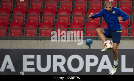 Praga, Repubblica ceca. Xiii Sep, 2017. giocatore di calcio tal ben haim in azione durante la sessione di formazione tecnica per la UEFA Europa League match tra sk slavia praha e maccabi tel aviv fc, a Praga, nella Repubblica ceca il 13 settembre 2017. Credito: Michal kamaryt/ctk foto/alamy live news Foto Stock