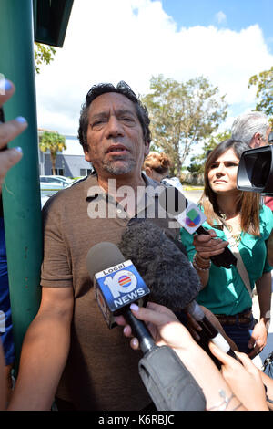 Miami Beach, Florida, Stati Uniti. 13th settembre 2017. (COPERTURA esclusiva) ***NO NY DAILIES*** ***SOLO USO EDITORIALE*** ***SOLO USO EDITORIALE*** Il Centro di riabilitazione di Hollywood Hills, ha confermato che ha avuto una prolungata interruzione dell'alimentazione al trasformatore che ha alimentato il sistema di aria condizionata della struttura a causa dell'uragano Extreme di categoria 5 Irma.'Tre è morto nella casa di cura, E altri tre sono morti dopo essere stati trasportati alle strutture del sistema sanitario commemorativo, i funzionari della città hanno dichiarato il 13 settembre 2017 a Hollywood, Florida People: Willie Rodriguez Credit: Mpi122/Media Punch/Alamy Live News Foto Stock