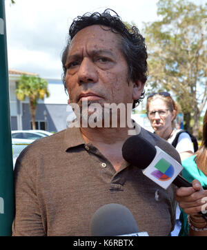 Miami Beach, Florida, Stati Uniti. 13th settembre 2017. (COPERTURA esclusiva) ***NO NY DAILIES*** ***SOLO USO EDITORIALE*** ***SOLO USO EDITORIALE*** Il Centro di riabilitazione di Hollywood Hills, ha confermato che ha avuto una prolungata interruzione dell'alimentazione al trasformatore che ha alimentato il sistema di aria condizionata della struttura a causa dell'uragano Extreme di categoria 5 Irma.'Tre è morto nella casa di cura, E altri tre sono morti dopo essere stati trasportati alle strutture del sistema sanitario commemorativo, i funzionari della città hanno dichiarato il 13 settembre 2017 a Hollywood, Florida People: Willie Rodriguez Credit: Mpi122/Media Punch/Alamy Live News Foto Stock