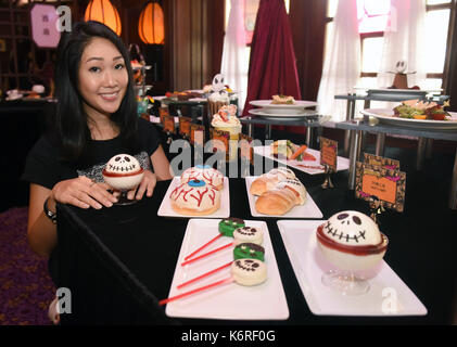 Hong Kong, Cina. Xiii Sep, 2017. Un modello mostra in tema Halloween cibo durante una stampa anteprima all'Hong Kong Disneyland a Hong Kong, Cina del sud, sept. 13, 2017. hong kong disneyland ospiterà Festa di halloween da sett. 14 ott. 31. Credito: liu yun/xinhua/alamy live news Foto Stock