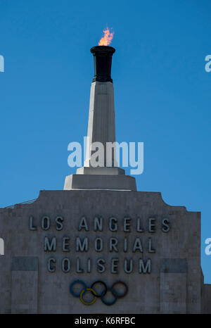 Los Angeles, Stati Uniti d'America. Xiii Sep, 2017. una fiammante calderone olimpico è visto presso il Los Angeles Memorial Coliseum, gli Stati Uniti, sept. 13, 2017. Il calderone era illuminato inizio mercoledì mattina presso lo stadio che è stato il sito del 1932 e 1984 Olimpiadi. il Comitato olimpico internazionale (CIO) votato los angeles come città ospite del 2028 giochi olimpici estivi sul Sett.13. Credito: Zhao hanrong/xinhua/alamy live news Foto Stock