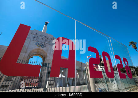 Los Angeles, Stati Uniti d'America. Xiii Sep, 2017. Un segno di scrittura la '2028' e una fiammante calderone olimpico sono visti presso il Los Angeles Memorial Coliseum, gli Stati Uniti, sept. 13, 2017. Il calderone era illuminato inizio mercoledì mattina presso lo stadio che è stato il sito del 1932 e 1984 Olimpiadi. il Comitato olimpico internazionale (CIO) votato los angeles come città ospite del 2028 giochi olimpici estivi sul Sett.13. Credito: Zhao hanrong/xinhua/alamy live news Foto Stock