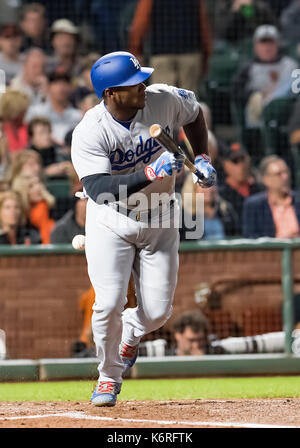 San Francisco, California, Stati Uniti d'America. Xiii Sep, 2017. Los Angeles Dodgers diritto fielder Yasiel Puig (66) bunts un fallo nel secondo inning, durante una partita MLB tra i Los Angeles Dodgers e i San Francisco Giants di AT&T Park di San Francisco, California. Valerie Shoaps/CSM/Alamy Live News Foto Stock