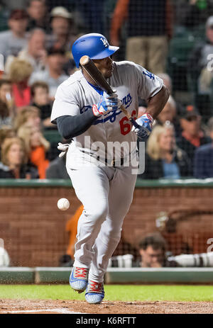 San Francisco, California, Stati Uniti d'America. Xiii Sep, 2017. Los Angeles Dodgers diritto fielder Yasiel Puig (66) bunts un fallo nel secondo inning, durante una partita MLB tra i Los Angeles Dodgers e i San Francisco Giants di AT&T Park di San Francisco, California. Valerie Shoaps/CSM/Alamy Live News Foto Stock