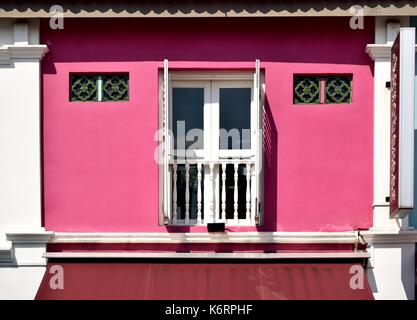 Singapore tradizionale negozio Casa esterno con finestra singola a lamelle in legno scuri, aeratori e balcone nella storica Kampong Glam zona Foto Stock