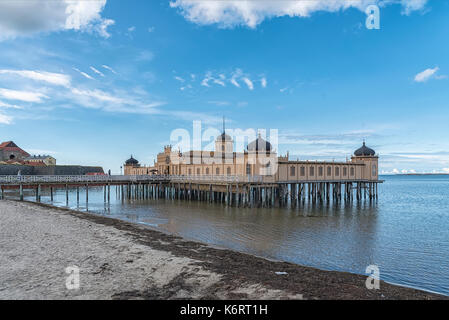 Varberg freddo bathhouse fu eretto nel 1903. Questo è ancora in piedi e dovrebbe essere in grado di resistere alle più violente tempeste del. Foto Stock