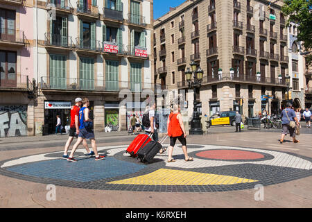 Barcellona, Spagna - 2 settembre: Joan Miro il Pla de l'os mosaico in La Rambla il 2 settembre 2017 a Barcellona, Spagna. Migliaia di persone a piedi o giornaliero Foto Stock