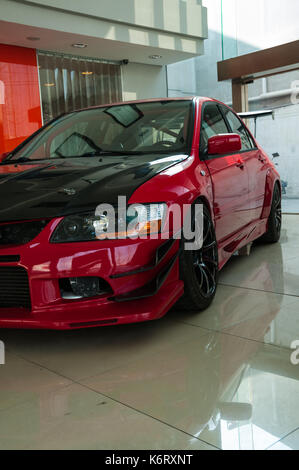 La Mitsubishi Lancer Evo IX dopo la modifica nello showroom di U2 autovetture nell'area Fengyiqiao di Pechino. Foto Stock