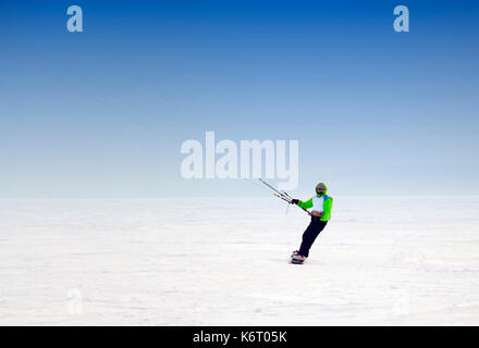 In inverno il kite surf sulla superficie del fiume congelato. Foto Stock