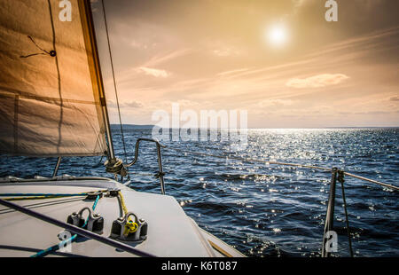 Sulla barca verso il sole. Foto Stock