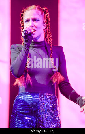 Jess glynne esecuzione dal vivo sul palco durante il suo concerto all'aperto nei giardini di Alnwick Castle in Alnwick, northumberland. dotato di: jess glynne dove: alnwick, Northumberland, Regno Unito quando: 12 ago 2017 credit: wenn.com Foto Stock