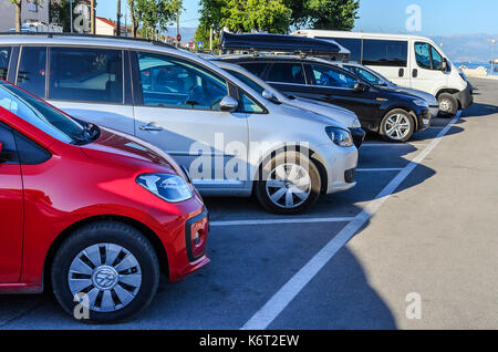 Trogir, Croazia - Luglio 11, 2017: Parcheggio pubblico nella città di Spalato, Croazia Foto Stock