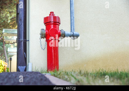 Vecchio rosso idrante di fuoco in strada. Fire hidrant per emergenza accesso antincendio Foto Stock