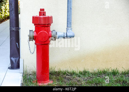 Vecchio rosso idrante di fuoco in strada. fire hidrant per antincendio di emergenza accesso . Foto Stock