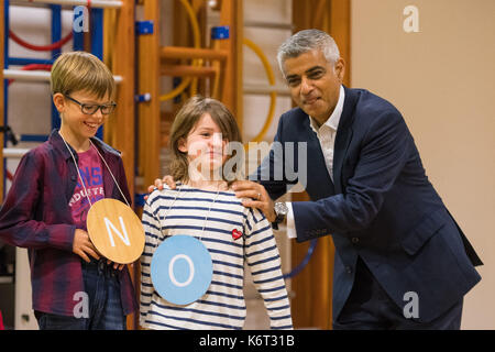 Sindaco di Londra sadiq khan si unisce gli alunni durante una presentazione come egli lancia il primo dei 50 "air quality audit' alla prima weston la scuola primaria nel centro di Londra, che si trova vicino a una strada trafficata che ha livelli di inquinamento che sono pari a due volte il limite legale. Foto Stock