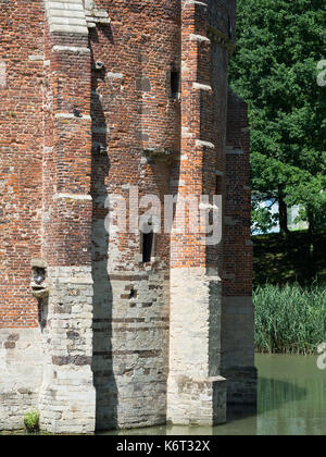 Una delle pareti laterali di un castello in rovina in Belgio. Foto Stock