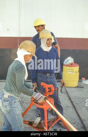 Il più grande del mondo di raffineria di petrolio, serbatoio di accumulo di olio farm e il capo di olio grezzo terminale di esportazione azionato da Saudi Aramco alla Ras Tanura, Arabia Saudita Foto Stock