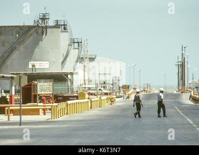 Il più grande del mondo di raffineria di petrolio, serbatoio di accumulo di olio farm e il capo di olio grezzo terminale di esportazione azionato da Saudi Aramco alla Ras Tanura, Arabia Saudita Foto Stock