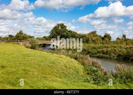 Ponte sopra la parte superiore del fiume medway vicino a penshurst e Tonbridge, Kent, Regno Unito Foto Stock