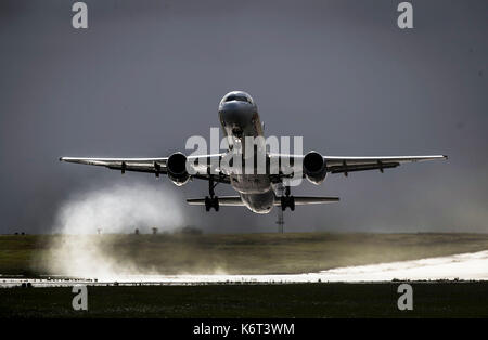 Un aereo decolla dall'aeroporto di Leeds Bradford come tempesta aileen portato ululati raffiche e Pesanti rovesci per parti del Regno Unito. Foto Stock