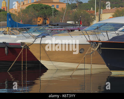 Saint-tropez, Francia - 8 agosto 2017: una chiusura di numerosi yacht per ancorare al porto di Saint Tropez. Foto Stock