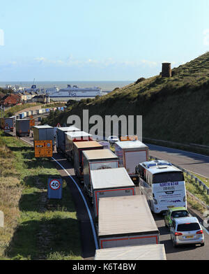 Autocarri coda per ottenere il loro traghetto attraverso il canale di Dover, Kent, come tempesta aileen portato ululati raffiche e Pesanti rovesci per parti del Regno Unito. Foto Stock