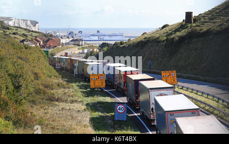 Autocarri coda per ottenere il loro traghetto attraverso il canale di Dover, Kent, come tempesta aileen portato ululati raffiche e Pesanti rovesci per parti del Regno Unito. Foto Stock