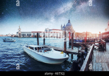 Le gondole del Canal di notte a Venezia, chiesa di san giorgio maggiore. san - marco. fantastico cielo stellato e la via lattea. Foto Stock