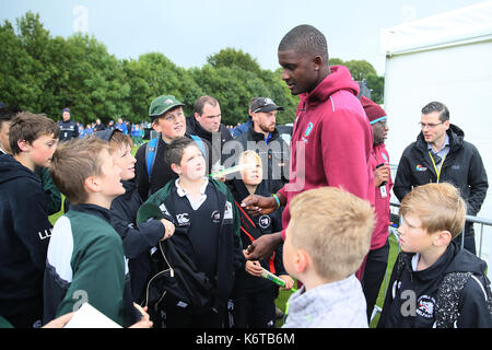 West Indies capitano jason titolare parla ai tifosi di cricket dopo il match è stato denominato off durante il giorno una serie internazionale al servizio civile cricket club di Belfast. Foto Stock