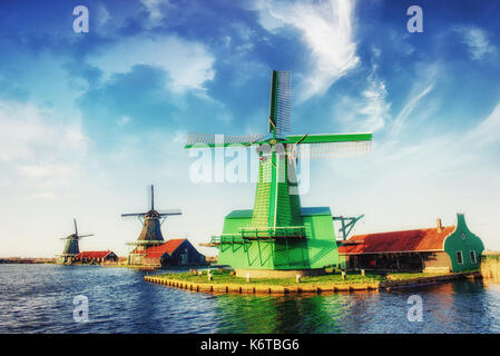 Tradizionali mulini a vento olandese dal canale di Rotterdam. Holland. Foto Stock