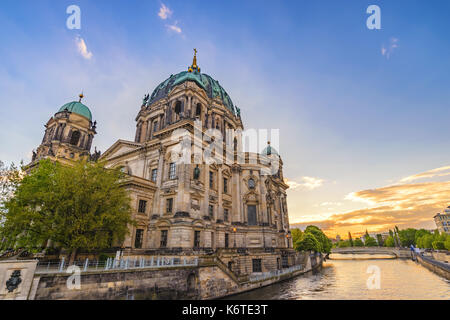 Berlin tramonto skyline della città alla cattedrale di Berlino (Berliner Dom), Berlino, Germania