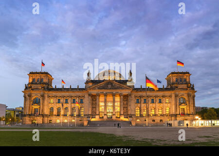 La notte di Berlino dello skyline della città al Reichstag (Bundestag), Berlino, Germania Foto Stock